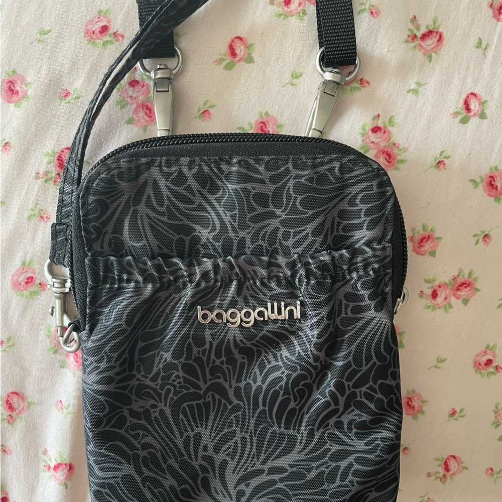 Baggallini Black Crossbody Bag with Elegant Design